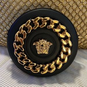 Versace Medusa crossbody bag in leather
Removable,adjustable shoulder strap